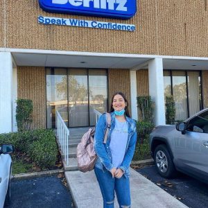 Berlitz Orlando Family Program Foto de Aluna na frente da unidade