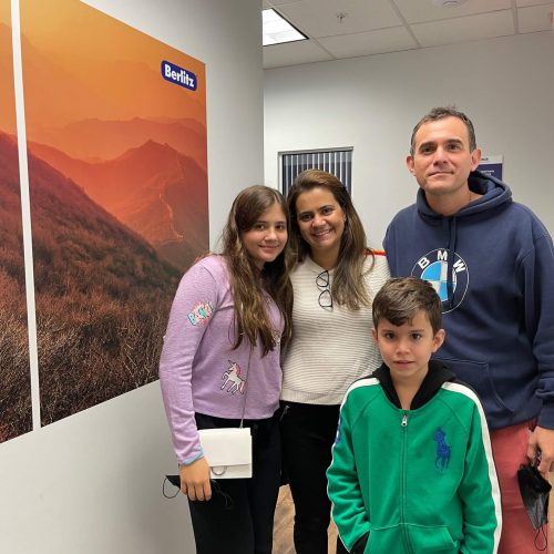 Berlitz Orlando Family Program Foto de Família dentro da unidade do Berlitz Orlando